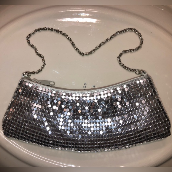 VINTAGE SILVER MESH EVENING BAG PURSE CLUTCH SILVER CHAIN STRAP NEW SATIN LINED - Picture 2 of 5